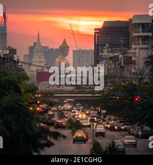 Big buddha Wat Paknam Phasicharoen peut être vu de la Centre de Bangkok Banque D'Images