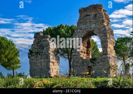 Ruines des anciens murs de la ville de Corfinio. Ici le nom Italie est né. Province de l'Aquila, Abruzzes, Italie, Europe Banque D'Images