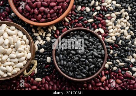 haricots noirs dans un bol en bois. bol en cuivre bol en c ramique