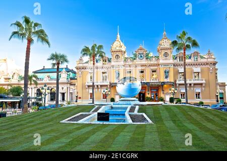 Monte Carlo, Monaco, janvier 20 2020: Casino de Monte-Carlo célèbre monument coloré façade vue. Complexe de jeux d'argent et de divertissement emblématique situé dans Banque D'Images