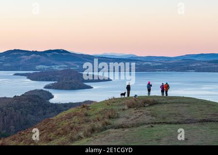 Vue sur le Loch Lomond et la ligne de faille de la limite des hautes terres depuis Conic Hill au lever du soleil - Écosse, Royaume-Uni Banque D'Images