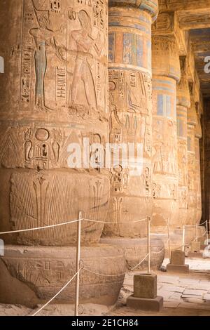 Egypte, Louxor, rive ouest, le temple de Ramsès III à Médinet Habou, Colonnes dans le portique de la seconde cour Banque D'Images