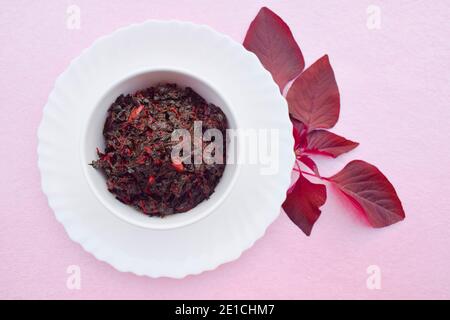 Feuilles rouges de chowli bhaji ou d'Amaranth en plein soleil. Légumes verts verts de saison bio dans le jardin de cuisine. Banque D'Images