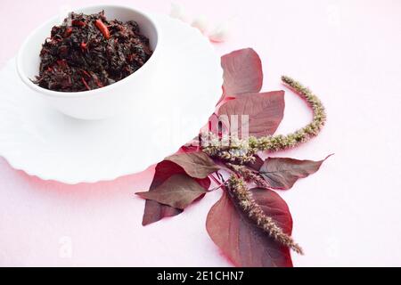 Curry savoureux d'épinards rouges indiens ou de feuilles de bhaji ou d'Amaranth rouges de chowli. Légumes verts verts de saison bio dans le jardin de cuisine. Banque D'Images