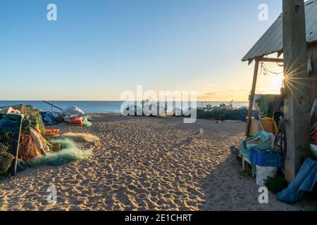 Amaraco da Pera, Portugal - 30 décembre 2020 : coucher de soleil à Praia do Pescadores sur la côte de l'Algarve au Portugal Banque D'Images