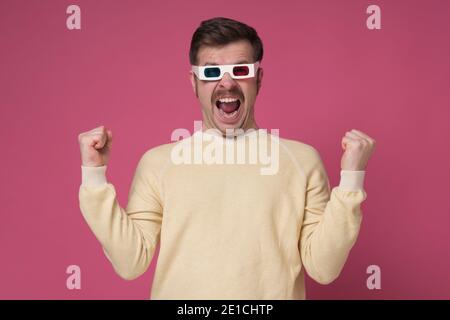 portrait d'un jeune homme portant des lunettes 3d en appréciant le film. Prise de vue en studio Banque D'Images