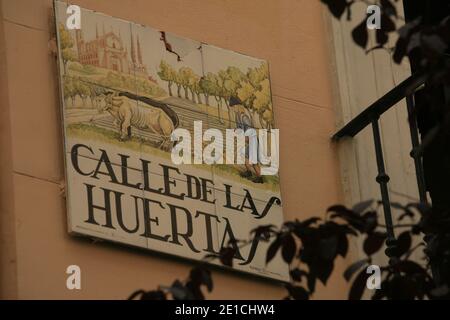 Plaque de céramique de la rue Calle de Las Huertas à Madrid Banque D'Images