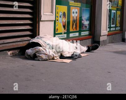 Sans-abri, s'endormit dans la rue près du Strand Central London.Les riches pauvres divisent les inégalités, Banque D'Images