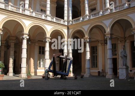 Turin, Italie - septembre 2020 : arcades baroques dans la cour intérieure du bâtiment de presbytère dans la rue du centre de po Banque D'Images