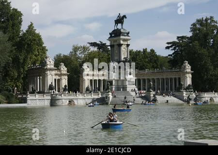 Canotage sur le lac d'El Estanque dans le Parque del Retiro (parc du Retiro) à Madrid. En arrière-plan, une colonnade entoure le monument du roi Alfonso XII Banque D'Images