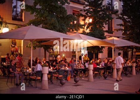Restaurant extérieur dans la lumière du soir sur la Plaza de Oriente Madrid. Banque D'Images