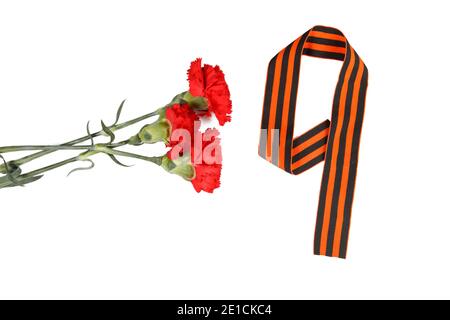 Symboles de la Victoire en Grande guerre patriotique trois fleur rouge et numéro 9 sur une table. fond blanc isolé. Banque D'Images