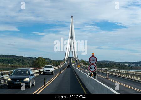 Castro Marim, Portugal - 5 janvier 2020 : chantier et trafic sur le Puente Internacional de Guadiana Banque D'Images