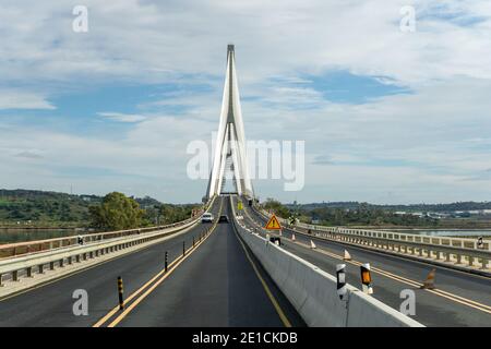 Castro Marim, Portugal - 5 janvier 2020 : chantier et trafic sur le Puente Internacional de Guadiana Banque D'Images