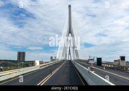 Castro Marim, Portugal - 5 janvier 2020 : chantier et trafic sur le Puente Internacional de Guadiana Banque D'Images