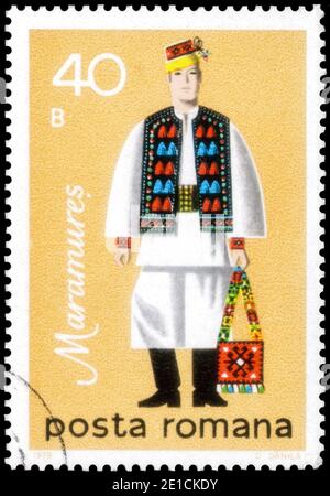 Saint-Pétersbourg, Russie - 27 septembre 2020 : timbre imprimé en Roumanie avec l'image de l'Homme de Maramuresh, vers 1979 Banque D'Images