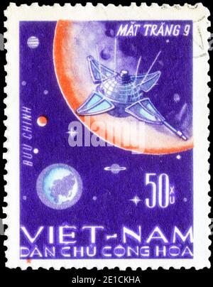 Saint-Pétersbourg, Russie - 12 novembre 2020 : timbre imprimé au Vietnam avec l'image du Luna 9 débarquant sur la lune, vers 1966 Banque D'Images