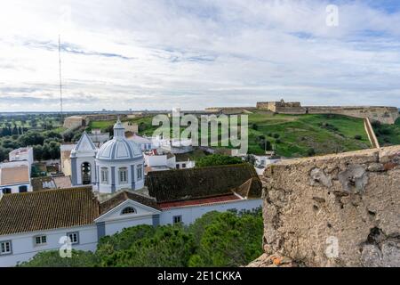 Castro Marim, Portugal - 5 janvier 2020 : le village pittoresque de Castro Marim et le château derrière Banque D'Images