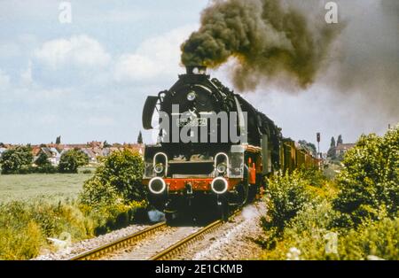 Deux locomotives de transport de classe 50 35 avec UN train de transport lourd près de Halberstadt en juin 1979, Saxe-Anhalt, Allemagne, Europe Banque D'Images