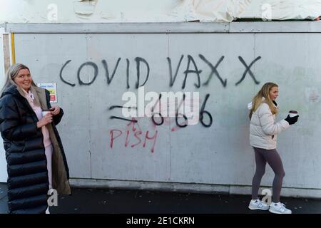 Édimbourg, Écosse, Royaume-Uni. 6 janvier 2021. Deuxième jour de confinement national et des rues assez occupées avec les membres du public . Beaucoup plus occupé que le précédent confinement national en 2020. Pic ; anti-graffiti de vaccination sur panneau d'affichage. Iain Masterton/Alay Live News Banque D'Images