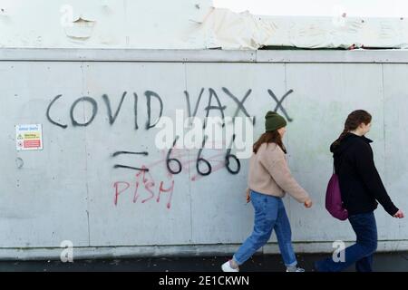 Édimbourg, Écosse, Royaume-Uni. 6 janvier 2021. Deuxième jour de confinement national et des rues assez occupées avec les membres du public . Beaucoup plus occupé que le précédent confinement national en 2020. Pic ; anti-graffiti de vaccination sur panneau d'affichage. Iain Masterton/Alay Live News Banque D'Images