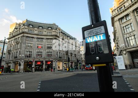 Londres, Royaume-Uni. 6 janvier 2021. Coronavirus : magasins fermés et rues tranquilles sur Oxford Street dans le centre de Londres, alors que le Royaume-Uni entre dans un nouveau confinement national visant à freiner la propagation du coronavirus. Le crédit photo devrait se lire: Matt Crossick/Empics/Alamy Live News Banque D'Images