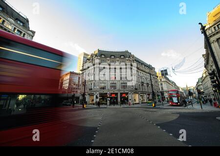 Londres, Royaume-Uni. 6 janvier 2021. Coronavirus : magasins fermés et rues tranquilles sur Oxford Street dans le centre de Londres, alors que le Royaume-Uni entre dans un nouveau confinement national visant à freiner la propagation du coronavirus. Le crédit photo devrait se lire: Matt Crossick/Empics/Alamy Live News Banque D'Images