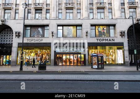 Londres, Royaume-Uni. 6 janvier 2021. Coronavirus : des magasins fermés, dont le magasin phare de Topshop, et des rues calmes sur Oxford Street dans le centre de Londres, alors que le Royaume-Uni entre dans un nouveau confinement national visant à freiner la propagation du coronavirus. Le crédit photo devrait se lire: Matt Crossick/Empics/Alamy Live News Banque D'Images