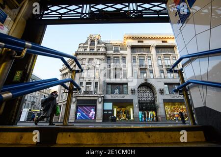 Londres, Royaume-Uni. 6 janvier 2021. Coronavirus : des magasins fermés, dont le magasin phare de Topshop, et des rues calmes sur Oxford Street dans le centre de Londres, alors que le Royaume-Uni entre dans un nouveau confinement national visant à freiner la propagation du coronavirus. Le crédit photo devrait se lire: Matt Crossick/Empics/Alamy Live News Banque D'Images