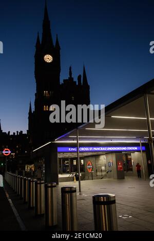 Londres, Royaume-Uni. 6 janvier 2021. Coronavirus : une station de métro calme de King’s Cross alors que le Royaume-Uni entre dans un nouveau confinement national visant à freiner la propagation du coronavirus. Le crédit photo devrait se lire: Matt Crossick/Empics/Alamy Live News Banque D'Images