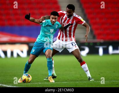 Photo du dossier datée du 02-01-2021, de John OBI Mikel (à droite) de Stoke City et de la bataille junior Stanislas de l'AFC Bournemouth pour le ballon lors du match de championnat Sky Bet au stade bet365, Stoke. Banque D'Images