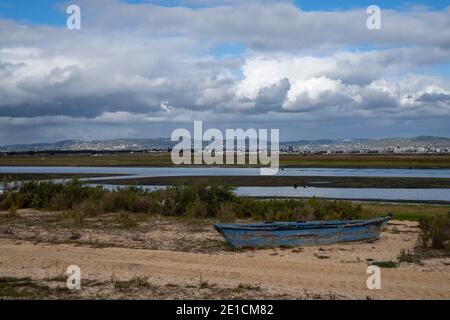 Vue sur le parc naturel et la ville de Ria Formosa De Faro au Portugal Banque D'Images