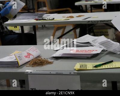 Lawrenceville, Géorgie, États-Unis. 6 janvier 2021. Les bulletins officiels d'absence de vote par inscription de l'État sont ouverts et préparés pour traitement. Crédit : Sue Dorfman/ZUMA Wire/Alay Live News Banque D'Images