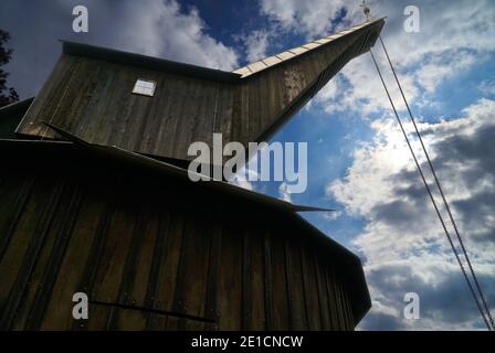 Grue de levage médiévale en bois dans le port de l'ancien Ville de Lüneburg Banque D'Images