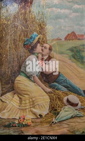 amour passionné, couple embrassant dans haystack - vers 1904 carte postale Banque D'Images