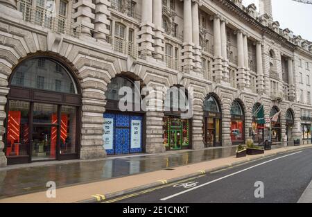 Fermeture de boutiques sur une rue vide de Regent Street à Londres, lors du troisième confinement national du coronavirus en Angleterre. Banque D'Images