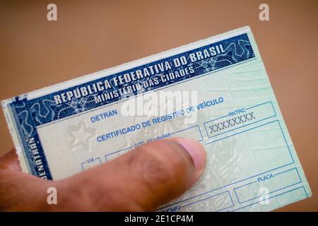 Brésil, 06/01/2020 - Detran / Veículos - Aplicativo do sistema de DPVAT nacional exibido em tela de smartphone e carnê de pagamento do IPVA 2021. (FOT Banque D'Images