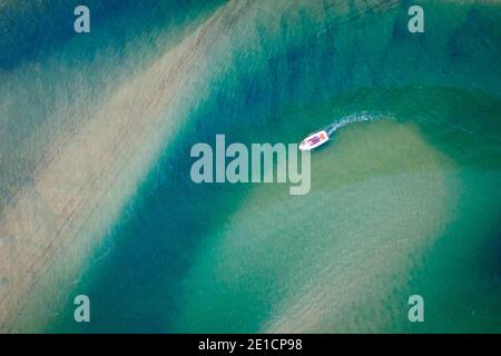 Un bateau vu d'en haut sur la rivière Noosa, Queensland, Australie Banque D'Images