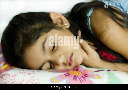 MAGNIFIQUE PORTRAIT D'UN ADORABLE ENFANT INDIEN EN SOMMEIL POSITION Banque D'Images