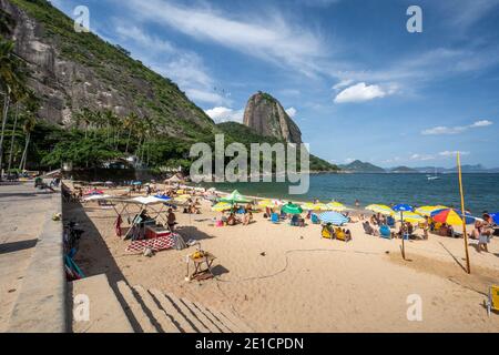 Magnifique paysage vu de Praia Vermelha avec vue sur le mont du pain de sucre par une journée ensoleillée à Rio de Janeiro, Brésil Banque D'Images