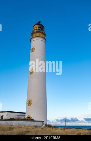 Barns Ness désactivé Stevenson phare tour avec ciel bleu clair, East Lothian, Écosse, Royaume-Uni Banque D'Images