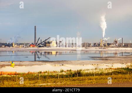 Le bassin de résidus à la mine Syncrude au nord de Fort McMurray, Alberta, Canada. Les bassins de résidus dans les sables bitumineux sont sans doublure et leach produits chimiques toxiques Banque D'Images