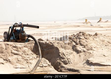 Le bassin de résidus à la mine Syncrude au nord de Fort McMurray, Alberta, Canada. Les bassins de résidus dans les sables bitumineux sont sans doublure et leach produits chimiques toxiques Banque D'Images