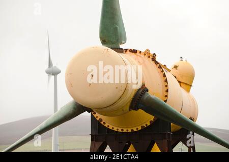 Une turbine marémotrice sur le quai de Kirkwall, Orkney, Scotland, UK, avec une éolienne à l'arrière-plan. Les Orcades ont développé une reputati Banque D'Images