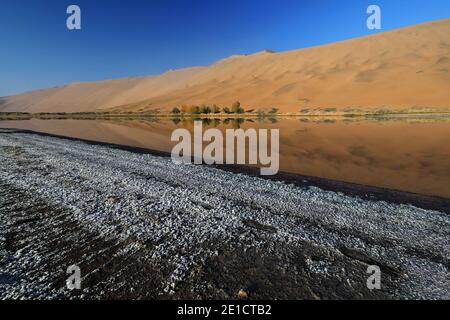 Le lac Sumu Jaran, la mégadune occidentale qui reflète l'eau, le désert de Badain Jaran. Mongolie intérieure-Chine-1200 Banque D'Images