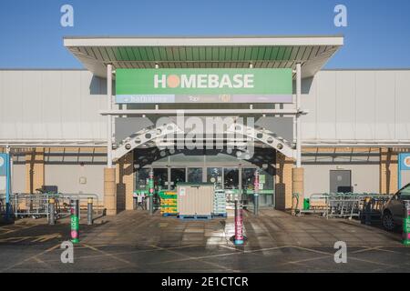 Édimbourg, Écosse - janvier 6 2021 : emplacement à la base du Craigleith Retail Park à Édimbourg. Homebase est un grand détaillant britannique de fournitures pour la maison et le jardin. Banque D'Images