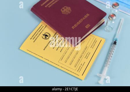 Concept de restrictions de voyage pour les personnes sans vaccin contre le virus corona avec certificat international de vaccination, passeport de voyage allemand Banque D'Images