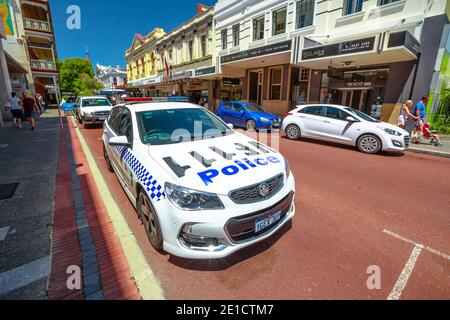 Fremantle, Australie occidentale, Australie - 2 janvier 2018 : vue d'ensemble d'une voiture de police australienne garée dans le centre historique de Fremantle, entre autres Banque D'Images