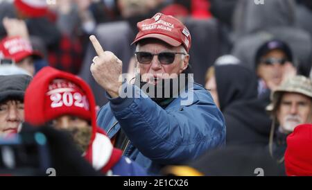 Washington, États-Unis. 06e janvier 2021. Un partisan fait des gestes à l'égard des médias tandis que le président américain Donald J. Trump fait des remarques aux partisans réunis pour protester contre la certification prochaine par le Congrès de Joe Biden comme prochain président sur l'ellipse à Washington, DC, le 6 janvier 2021. Plusieurs groupes de partisans de Trump se réunissent pour protester alors que le Congrès se prépare à se réunir et à certifier les résultats de l'élection présidentielle américaine de 2020. Photo de piscine par Shawn Thew/UPI crédit: UPI/Alay Live News Banque D'Images