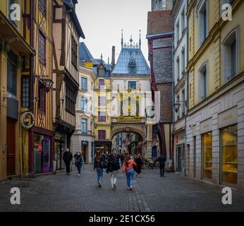 Rouen, France, octobre 2020, vue sur le gros-horloge astronomique du XIVe siècle dans la rue haute de la ville Banque D'Images